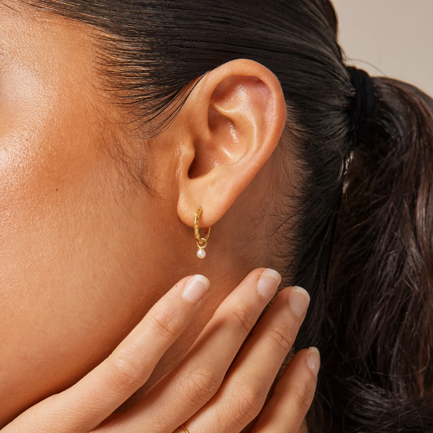 Enamel Belle Pearl hoops forgylt 13 mm