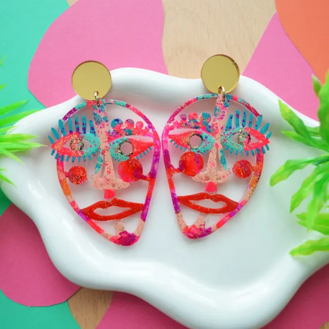 BooandBooFactory Gold Hot Pink Face øredobber 1 par abstrakt