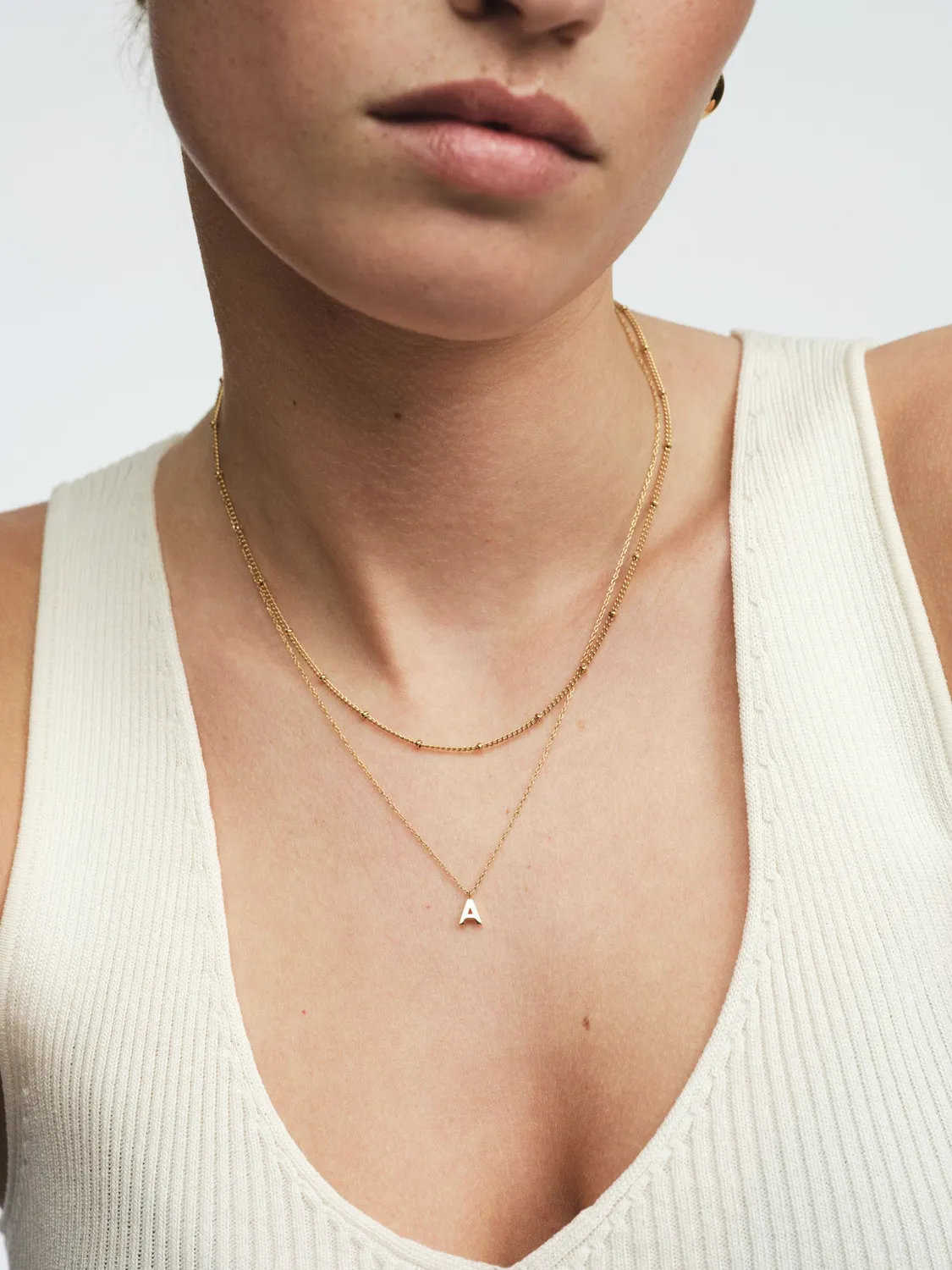 Mockberg Petite Plain Letter halskjede gull bokstav A