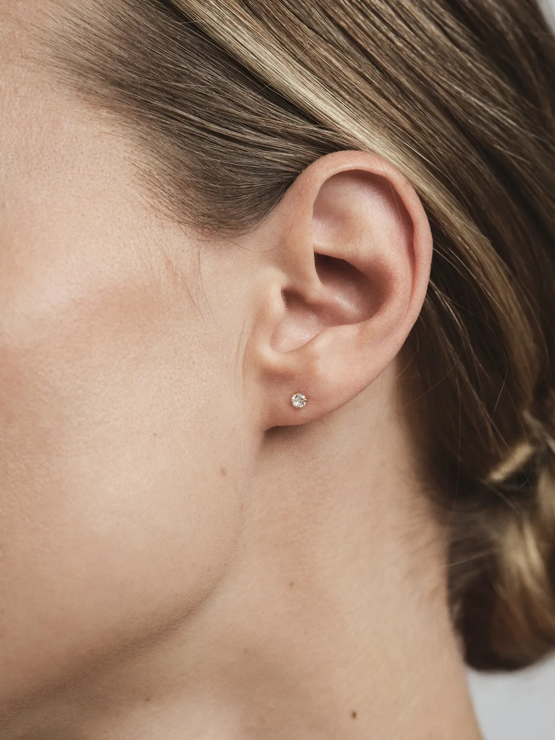 Mockberg Jolie White Small studs gull 3 mm