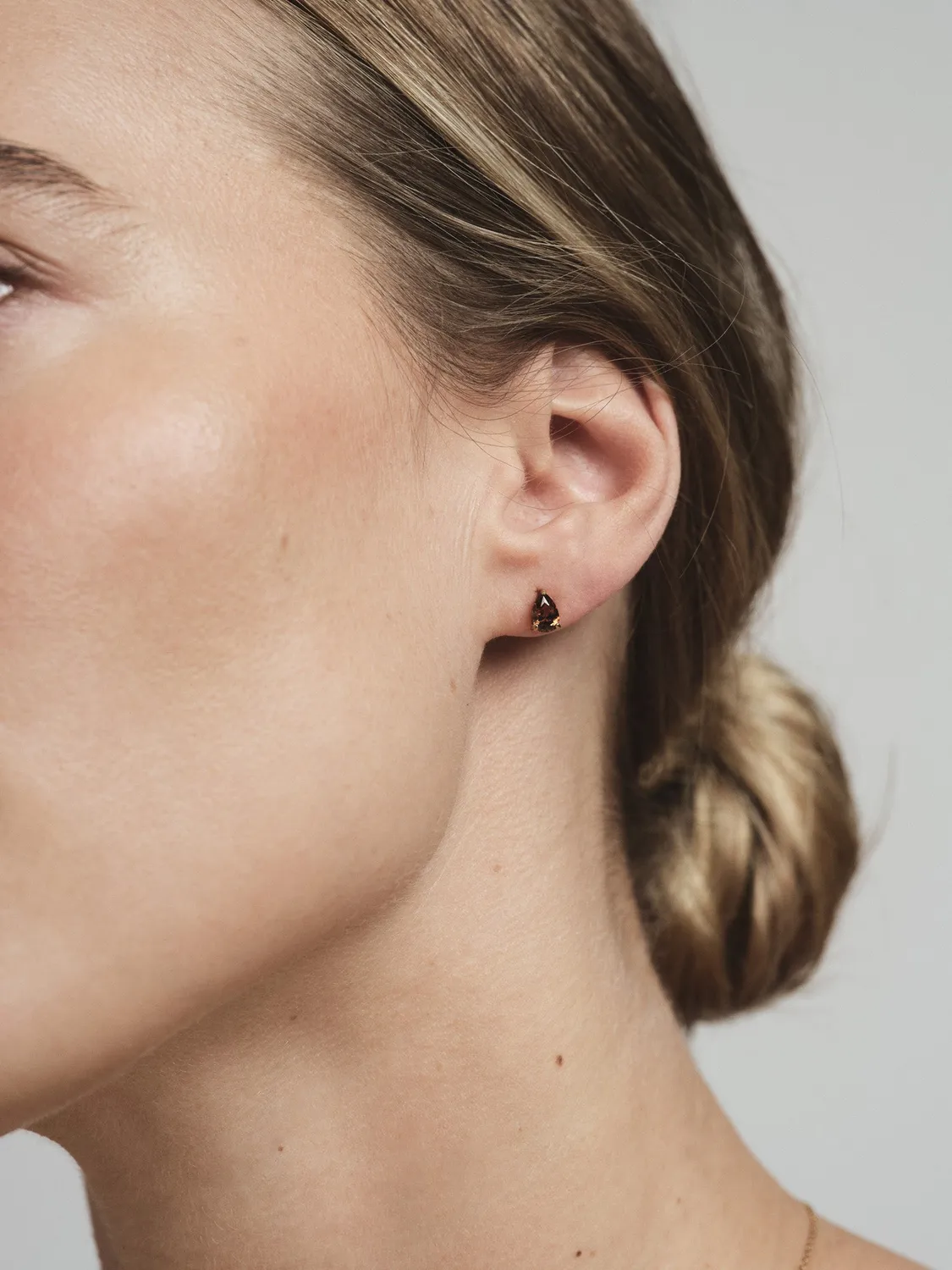 Mockberg Belle Coffee Medium Studs gull 6x4 mm