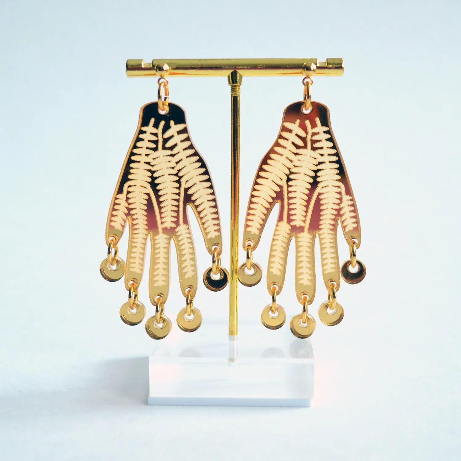 BooandBooFactory Gold Hands with Engraved Flower Vines øredobber gull