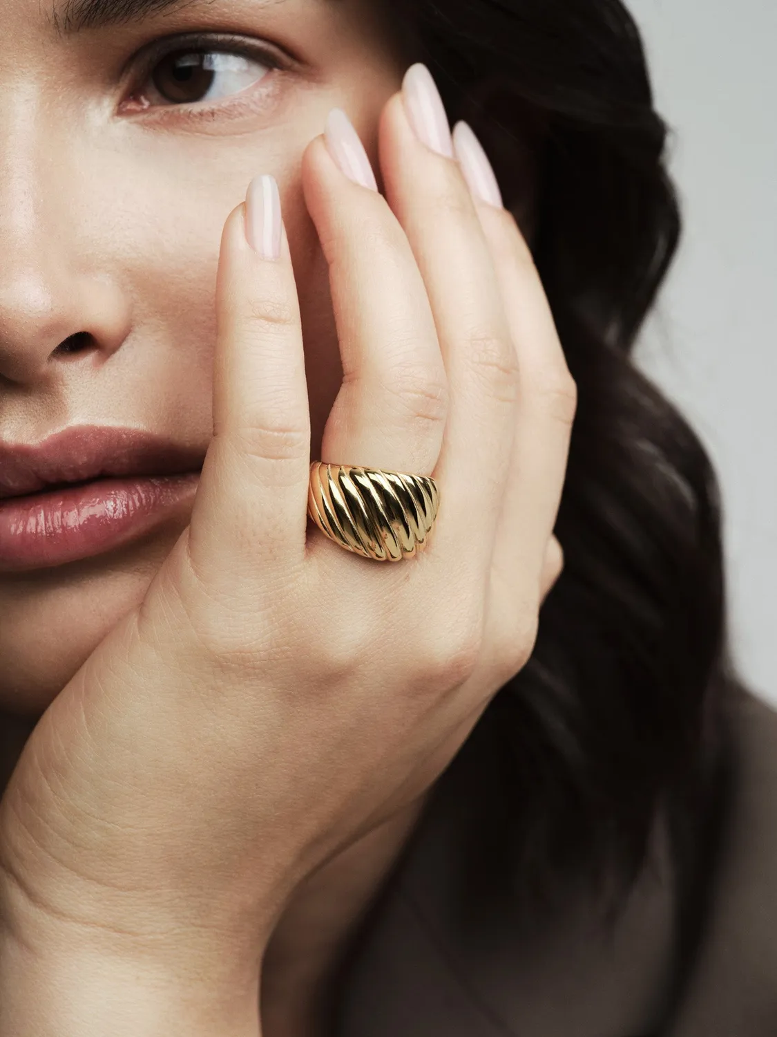 Mockberg Curved Ribbed Ring ring gull 18K vanntett