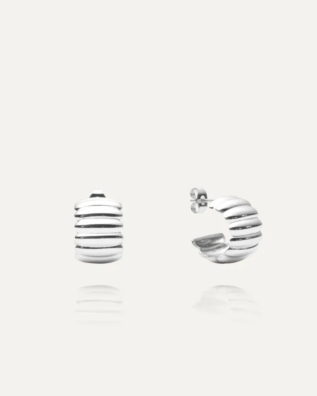 Mockberg Chic Ribbed Earrings øredobber sølv 16,5 mm