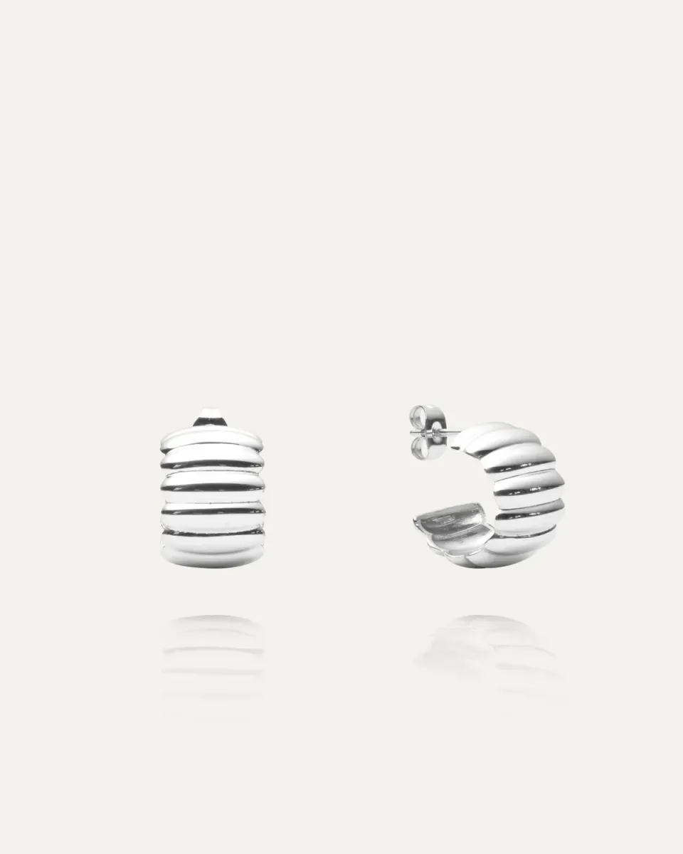 Mockberg Chic Ribbed Earrings øredobber sølv 16,5 mm