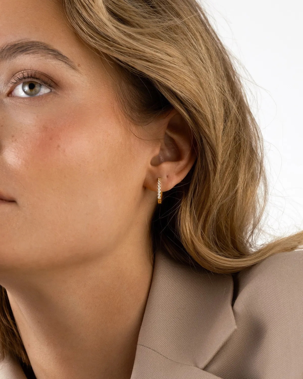 Mockberg Shiny Hoops Medium øredobber gull 16 mm