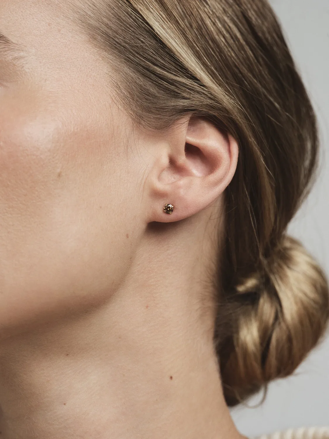 Mockberg Jolie Coffee øredobber gull 4 mm