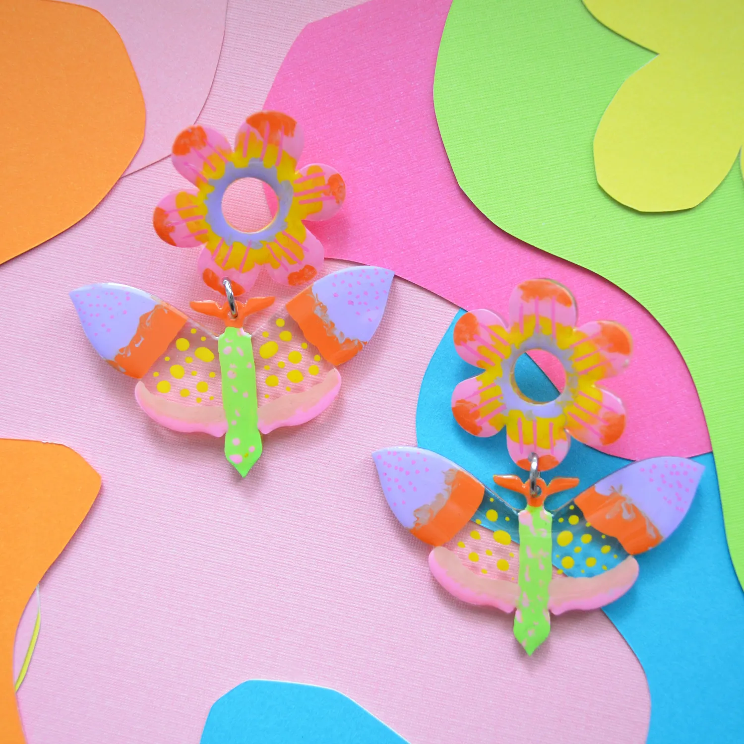 BooandBooFactory Mod Butterfly akryl øredobber rosa gul
